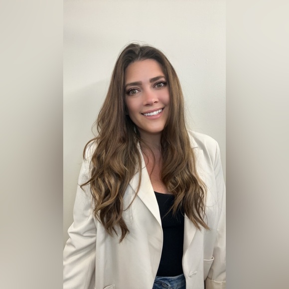 Meet your Posher, Danielle 🫶🏽 - Picture 2 of 9